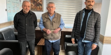 BURSA'DA "İNSANLIK ÖLMEMİŞ" DEDİRTEN OLAY... ENGELLİ GENÇ ADAM YOLDA ZARF İÇİNDE 2 BİN EURO PARA BULDU, ŞEHİR KAMERALARINA ZARFI GÖSTERDİ YOLDA ZARF İÇİNDE BULDUĞU 2 BİN EURO'YU KARAKOLA GETİRİP POLİSE TESLİM ETTİ KARAKOLDA KAYBETTİĞİ PARASINI TESLİM ALAN YAŞLI ADAM; "AĞLAMAMAK İÇİN KENDİMİ ZOR TUTUYORUM" DEDİ