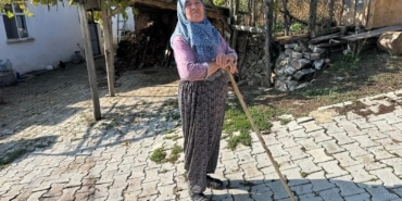 450 YILLIK KÖY HAYALET KÖYE DÖNÜŞTÜ...KÖYDE SADECE 4 KİŞİ YAŞIYOR 450 YILLIK KÖYDE SUSUZLUK YÜZÜNDEN KİMSE KALMADI SUSUZLUK YÜZÜNDEN TERKEDİLEN 450 YILLIK KÖYÜN SADECE 3 HANESİNDE DUMAN TÜTÜYOR
