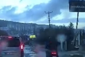 İŞ YERİNE GİRMEK İSTEYEN OTOMOBİLE MOTOSİKLET ÇARPTI: 2 YARALI MOTOSİKLETTE BULUNAN ŞAHISLARIN 30 METRE SAVRULDUĞU ANLAR KAMERAYA YANSIDI