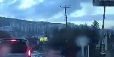 İŞ YERİNE GİRMEK İSTEYEN OTOMOBİLE MOTOSİKLET ÇARPTI: 2 YARALI MOTOSİKLETTE BULUNAN ŞAHISLARIN 30 METRE SAVRULDUĞU ANLAR KAMERAYA YANSIDI