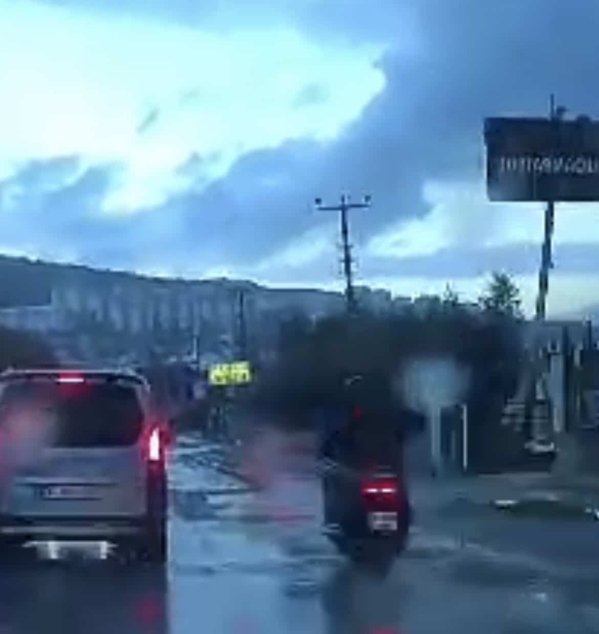 İŞ YERİNE GİRMEK İSTEYEN OTOMOBİLE MOTOSİKLET ÇARPTI: 2 YARALI MOTOSİKLETTE BULUNAN ŞAHISLARIN 30 METRE SAVRULDUĞU ANLAR KAMERAYA YANSIDI