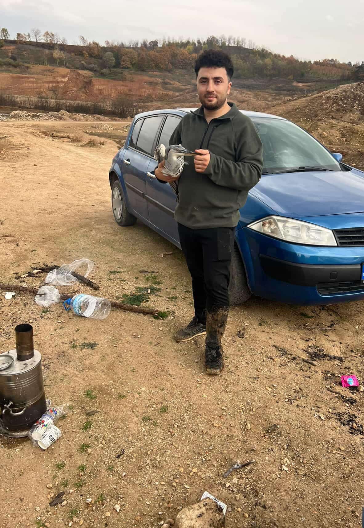 MAHSUR KALAN MAVİ BALIKÇIL KUŞUNU DOĞA GEZİSİNE ÇIKAN GENÇLER KURTARDI