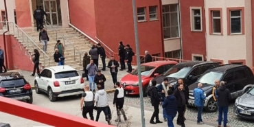 GÜMÜŞHANE ÜNİVERSİTESİ'NDE SİLAHLI REHİNE KRİZİ ÜNİVERSİTEDE GÖREV YAPAN BİR PERSONELİN BAŞKA BİR PERSONELİ SİLAHLA REHİN ALMASI ÜZERİNE BÖLGEYE ÇOK SAYIDA ÖZEL HAREKAT POLİSİ GÖNDERİLDİ