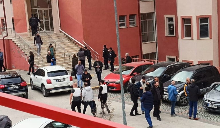 GÜMÜŞHANE ÜNİVERSİTESİ'NDE SİLAHLI REHİNE KRİZİ ÜNİVERSİTEDE GÖREV YAPAN BİR PERSONELİN BAŞKA BİR PERSONELİ SİLAHLA REHİN ALMASI ÜZERİNE BÖLGEYE ÇOK SAYIDA ÖZEL HAREKAT POLİSİ GÖNDERİLDİ