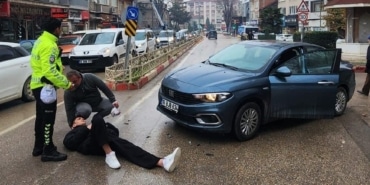 BURSA'DA OTOMOBİLLE ÇARPIŞAN MOTOSİKLET SÜRÜCÜSÜ YARALANDI