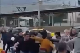 BURSA'DA SAVAŞI ANDIRAN KAVGA KAMERADA: KİMİ KASKINI MİĞFER YAPTI, KİMİ SOPAYI KILIÇ GİBİ KULLANDI TAŞLAR, SOPALAR, YUMRUKLAR HAVADA UÇUŞTU: İKİ GRUP ARASINDAKİ KAVGADA İLGİNÇ KARELER