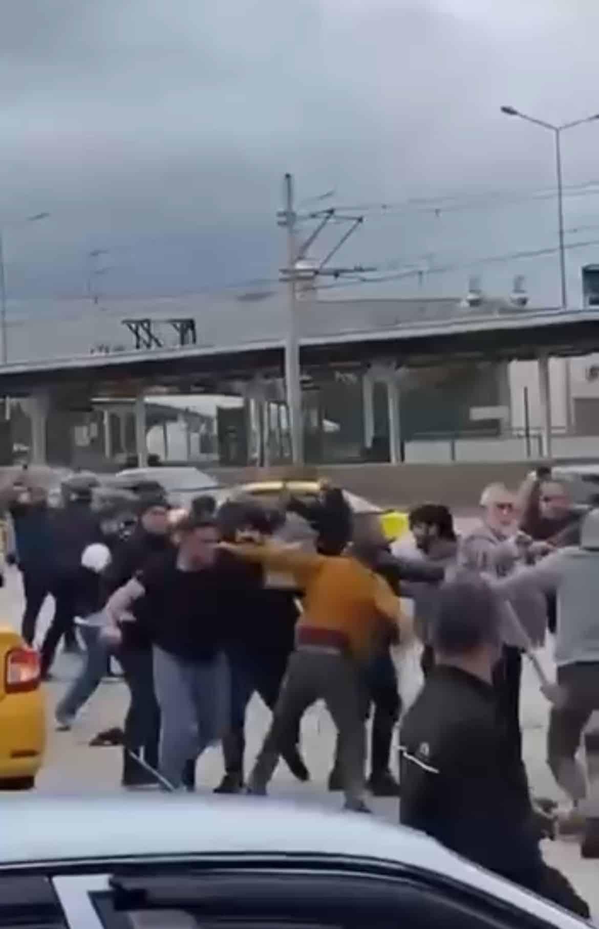 BURSA'DA SAVAŞI ANDIRAN KAVGA KAMERADA: KİMİ KASKINI MİĞFER YAPTI, KİMİ SOPAYI KILIÇ GİBİ KULLANDI TAŞLAR, SOPALAR, YUMRUKLAR HAVADA UÇUŞTU: İKİ GRUP ARASINDAKİ KAVGADA İLGİNÇ KARELER