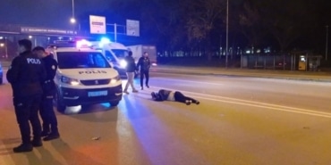 100 METRE İLERİDEKİ ÜST GEÇİDİ KULLANMADI CANINDAN OLUYORDU ÜST GEÇİDİ KULLANMAYIP, ANA YOLDAN KARŞIYA GEÇMEYE ÇALIŞAN KİŞİYE OTOMOBİL ÇARPTI