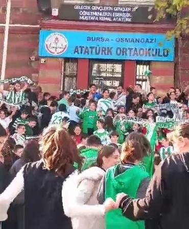 BURSA'DA ÖĞRENCİLER BURSASPOR KIYAFETLERİYLE OKULA GELDİ BURSA'DA HER AYIN 16'SI "BURSA SPOR GÜNÜ" İLAN EDİLDİ