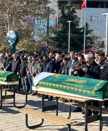 ÖLDÜRÜP İNTİHAR ETMİŞTİ, KIZIYLA YANYANA TOPRAĞA VERİLDİ BURSA'DA BABA, KIZINI ÖLDÜRDÜKTEN SONRA İNTİHAR ETTİ BABA VE KIZ YAN YANA TOPRAĞA VERİLDİ