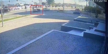 BURSA'DA KIRMIZI IŞIK İHLALİ KAZAYI BÖYLE GETİRDİ : 2 KADIN YARALI