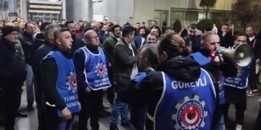 BOSCH FABRİKASI'NDA IŞIKLI İSYAN TÜRK METAL-MESS GÖRÜŞMELERİ ASKIYA ALINMASINA BOSCH İŞÇİSİ "IŞIKLI EYLEM" YAPARAK TEPKİ GÖSTERDİ