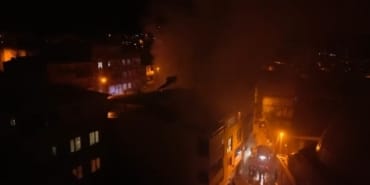 BURSA'DA APARTMANIN DEPOSUNDA ÇIKAN YANGIN PANİĞE NEDEN OLDU: 1 KİŞİ HASTANEYE KALDIRILDI