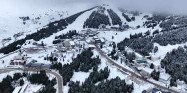 ULUDAĞ'DA 80 YILLIK OTELLER TEHLİKE SAÇIYOR ULUDAĞ DA KARTALKAYA GİBİ OLMASIN KARTALKAYA'DAKİ OTEL YANGININ ARDINDAN GÖZLER ULUDAĞ'A ÇEVRİLDİ ESKİ BAKAN VEYSEL EROĞLU DÖNEMİNDE YAPILMASI PLANLANAN ULUDAĞ DÖNÜŞÜM PROJESİ RAFA KALKTI, PROJE KAPSAMINDA YIKIMINA KARAR VERİLEN ÇOK SAYIDA ESKİ OTELE 50 YILLIK SÜRE VERİLDİĞİ ORTAYA ÇIKTI KAÇAK KAT ÇIKAN BİR ÇOK OTELİNDE YIKIM KARARLARINA RAĞMEN KAFE  VE RESTORAN BÖLÜMLERİNDE DARALTMA YAPIP İSTENİLEN METRE KAREYE DÜŞÜRDÜK BAHANESİYLE ÇALIŞMAYA DEVAM ETTİKLERİ BELİRTİLDİ ULUDAĞ'DA TÜM YETKİ ALAN BAŞKANLIĞINA BIRAKILSA DA BÖLGENİN GÜVENLİĞİ BÜYÜKŞEHİR BELEDİYESİ İTFAİYE DAİRE BAŞKANLIĞI, AFAD, UMKE, KARAYOLLARINA EMANET