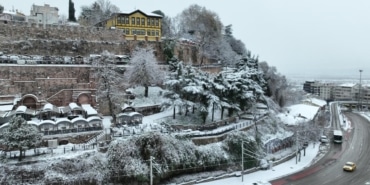 BURSA YENİ YILA KARLA UYANDI...BEYAZ GÜZELLİK HAVADAN BÖYLE GÖRÜNTÜLENDİ BURSA ŞEHİR MERKEZİ KARLA GÜNE UYANDI