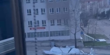 CAMİ'NİN ÇATISI UÇTU, YOL KAPANDI