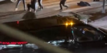 KAVGA ESNASINDA YOLA SAVRULAN ÇOCUK YÜREKLERİ AĞZA GETİRDİ