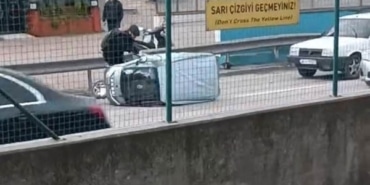 RÜZGARIN ETKİSİYLE DEVRİLEN OTOMOBİLE ÇEVREDEKİ VATANDAŞLAR KOŞTU