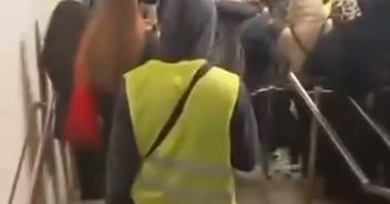 TELLERE TAKILAN POŞET, BURSA'DA BİNLERCE KİŞİYİ YOLDA BIRAKTI TELLERE TAKILAN POŞET METRO SEFERLERİNİ GECİKTİRDİ BURSA'DA LODOS VE SAĞANAK ULAŞIMI VURDU, METRO SEFERLERİ AKSADI
