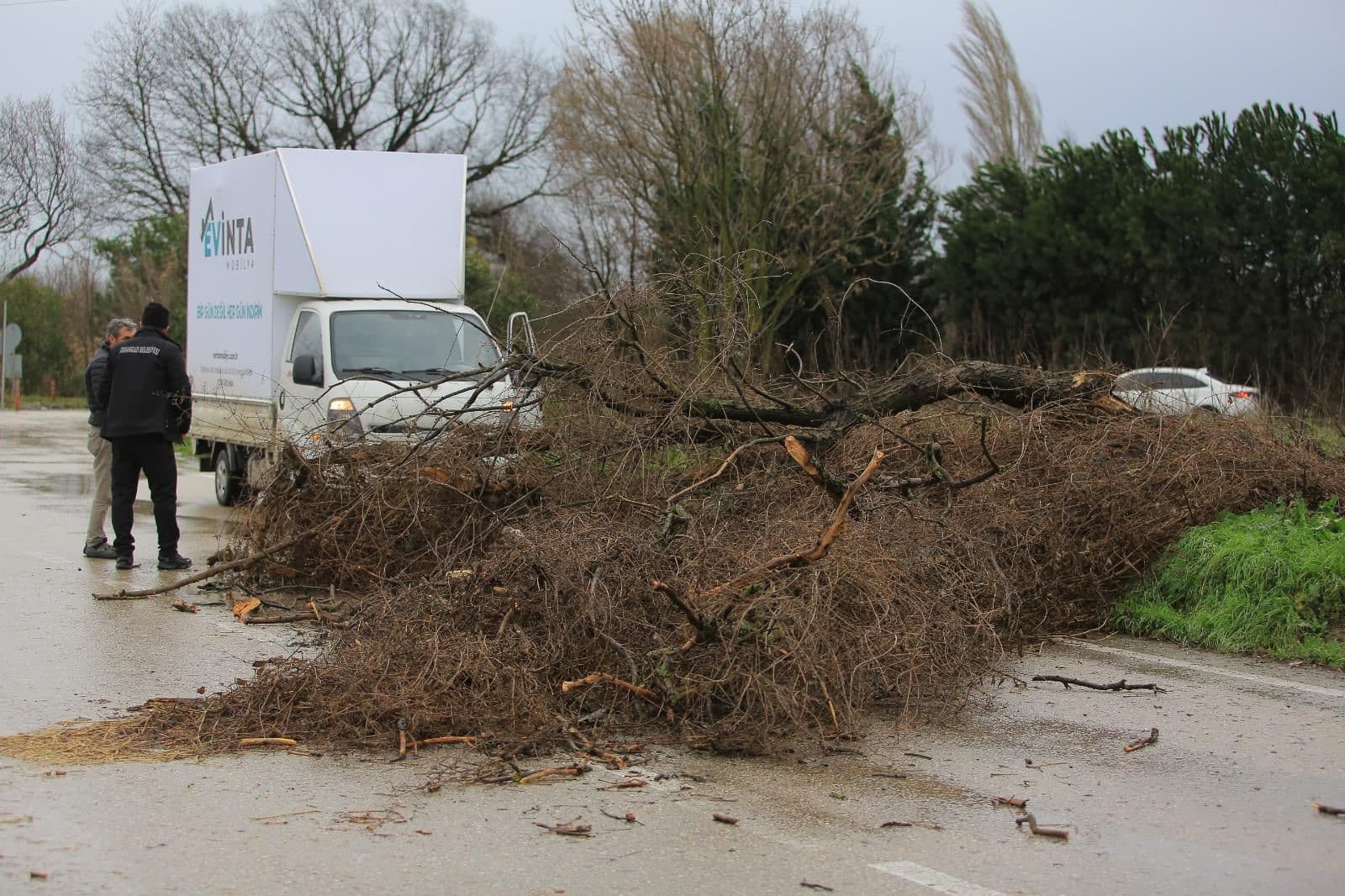 OSMANGAZİ BELEDİYESİ'NDEN LODOSA KARŞI ETKİN MÜDAHALE OSMANGAZİ'DE EKİPLER TEYAKKUZDA