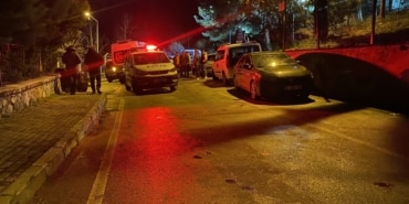 TRAFİK CEZASI YÜZÜNDEN 20 YAŞINDAKİ ARKADAŞINI BIÇAKLADI BURSA'DA BIÇAKLI KAVGADA 20 YAŞINDAKİ GENÇ YARALANDI