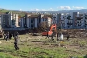 BURSA'DA İNŞAAT SAHASINDA PATLAMA KONTROLDEN ÇIKTI... ARAÇLAR, BİNALAR HASAR ALDI MAHALLELİ DEPREM YA DA PATLAMA OLDU SANDI, SOKAKLARA DÖKÜLDÜ