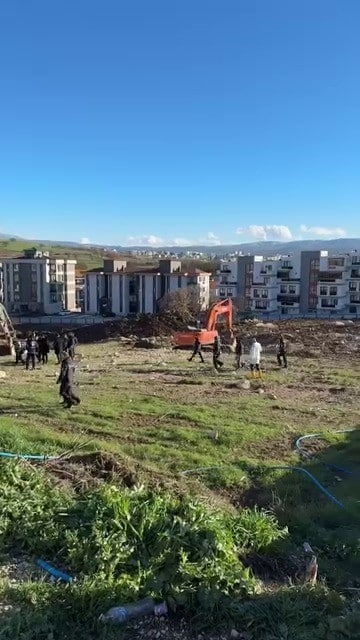 BURSA'DA İNŞAAT SAHASINDA PATLAMA KONTROLDEN ÇIKTI... ARAÇLAR, BİNALAR HASAR ALDI MAHALLELİ DEPREM YA DA PATLAMA OLDU SANDI, SOKAKLARA DÖKÜLDÜ