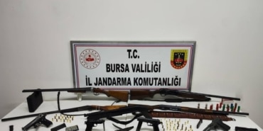 BURSA'DA RUHSATSIZ SİLAH OPERASYONU... ÇOK SAYIDA SİLAH VE MÜHİMMAT ELE GEÇİRİLDİ