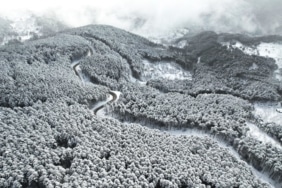 BEYAZ ÖRTÜYLE ULUDAĞ'IN VİRAJLARI GÖRSEL ŞÖLENE DÖNÜŞTÜ ULUDAĞ'IN BEYAZA BÜRÜNEN VİRAJLARI MEST ETTİ BURSA'DA ULUDAĞ'IN VİRAJLI YOLLARI HAVADAN GÖRÜNTÜLENDİ