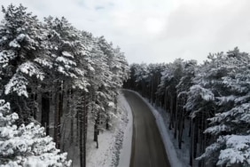 BEYAZ ÖRTÜYLE ULUDAĞ'IN VİRAJLARI GÖRSEL ŞÖLENE DÖNÜŞTÜ ULUDAĞ'IN BEYAZA BÜRÜNEN VİRAJLARI MEST ETTİ BURSA'DA ULUDAĞ'IN VİRAJLI YOLLARI HAVADAN GÖRÜNTÜLENDİ