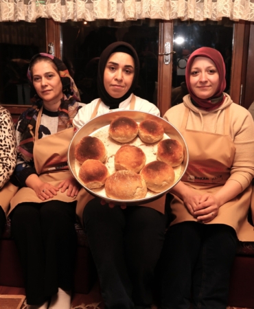 OSMANGAZİ'DE KANDİL AKŞAMINDA 600 YILLIK 'BEREKET' EKMEĞİ PİŞİRİLDİ