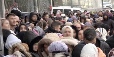 BURSA'DA İNDİRİM İZDİHAMI: 100 LİRALIK ALIŞVERİŞ İÇİN DONDURUCU SOĞUKTA SAATLERCE BEKLEDİLER