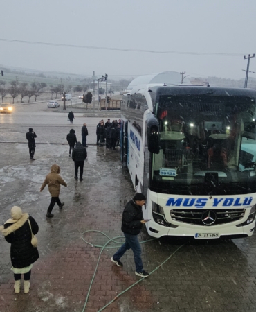 KARAKOÇAN'DA MUŞ-BURSA SEFERİNİ YAPAN YOLCU OTOBÜSÜNE SALDIRI