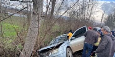 İNEGÖL'DE KONTROLDEN ÇIKAN OTOMOBİL AĞACA ÇARPTI: 1 YARALI
