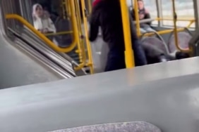 OTOBÜSÜN İÇİNDE TEKME TOKAT BÖYLE DARP ETTİ..."KOMUTANIMA BIÇAK ÇEKMİŞTİ" OTOBÜSÜN İÇİNİ BOKS RİNGİNE ÇEVİRDİ, YAKALANAN ŞÜPHELİDEN İLGİNÇ SAVUNMA