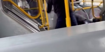 OTOBÜSÜN İÇİNDE TEKME TOKAT BÖYLE DARP ETTİ..."KOMUTANIMA BIÇAK ÇEKMİŞTİ" OTOBÜSÜN İÇİNİ BOKS RİNGİNE ÇEVİRDİ, YAKALANAN ŞÜPHELİDEN İLGİNÇ SAVUNMA