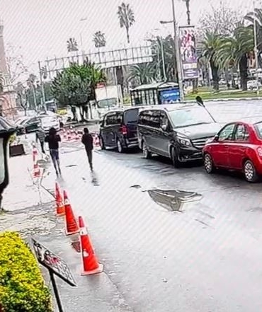 ŞİŞLİ'DE CESEDİ BULUNAN KADININ SON GÖRÜNTÜLERİ ORTAYA ÇIKTI KADININ OTURDUĞU BİNADAN ÜMRANİYE'YE GİTMEK ÜZERE ÇIKTIĞI ÖĞRENİLDİ