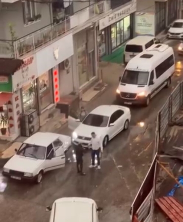 İZMİR'DE TRAFİK TARTIŞMASI: DÖNER BIÇAĞI İLE KOVALADI