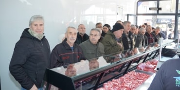 BELEDİYENİN ET SATIŞ NOKTASI AÇILDI, İLK GÜN YÜZDE 50 İNDİRİMLE ÜRÜNLER KAPIŞILDI İZNİK BELEDİYESİ'NİN YERLİ KIYMAYI 695 LİRA, KUŞBAŞI ETİ 750 LİRADAN SATACAĞI ET SATIŞ NOKTASI HİZMETE GİRDİ İLK GÜN AÇILIŞA ÖZEL YÜZDE 50 İNDİRİM YAPILINCA ÜRÜNLER KAPIŞILDI