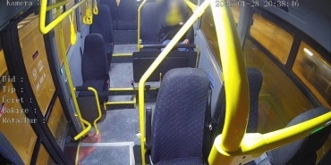BURSA'DA HALK OTOBÜSÜNDE ZAMANLA YARIŞ...KALP KRİZİ GEÇİREN YOLCU İÇİN ACİLE KIRDI HALK OTOBÜSÜ ADETA AMBULANSA DÖNÜŞTÜ, KALP KRİZİ GEÇİREN YOLCU HAYATA TUTUNDU ZAMANLA YARIŞ KAMERAYA YANSIDI, FENALAŞAN YOLCU İÇİN SEFERBER OLDULAR