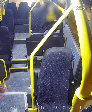 BURSA'DA HALK OTOBÜSÜNDE ZAMANLA YARIŞ...KALP KRİZİ GEÇİREN YOLCU İÇİN ACİLE KIRDI HALK OTOBÜSÜ ADETA AMBULANSA DÖNÜŞTÜ, KALP KRİZİ GEÇİREN YOLCU HAYATA TUTUNDU ZAMANLA YARIŞ KAMERAYA YANSIDI, FENALAŞAN YOLCU İÇİN SEFERBER OLDULAR