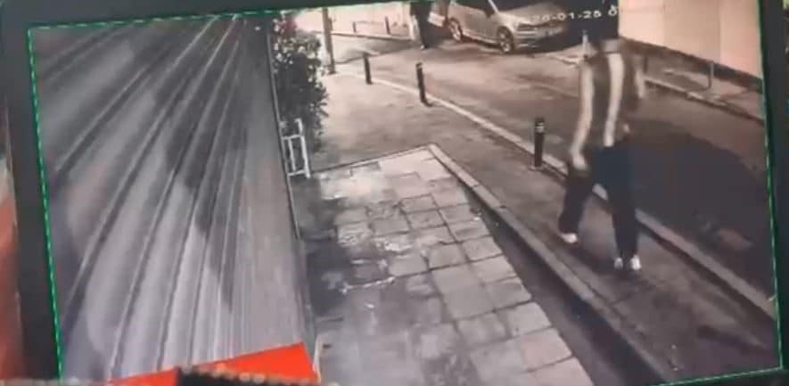 KAYIP OLARAK ARANAN ÜNİVERSİTE ÖĞRENCİSİ DENİZ İBİŞLER'İN DENİZE ATLADIĞI GÖRÜNTÜLER ORTAYA ÇIKTI MECİDİYEKÖY'DEN BEŞİKTAŞ'A KADAR YÜRÜDÜĞÜ ANLAR KAMERAYA YANSIDI BEŞİKTAŞ'TA DENİZE ATLAYAN GENÇ İÇİN ARAMA ÇALIŞMALARI BAŞLATILDI