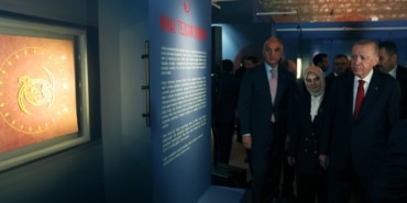 CUMHURBAŞKANI ERDOĞAN: "ESKİ KUZEY DENİZ SAHA KOMUTANLIĞI'NI DÜZENLEDİK, HEDİYE EDİLEN ESERLERİ ORADA SERGİLEYECEĞİZ" CUMHURBAŞKANI ERDOĞAN ERDOĞAN, HANE İSLAM ESERLERİ SERGİSİ'NDE SANATÇI VE KATILIMLARIN SORULARINI YANITLADI "KADİM TARİHİMİZE ÖZELLİKLE ORADAN SÜZÜLÜP GELEN KÜLTÜREL MİRASIMIZ ANCAK YENİ NESİLLERİN EKLEDİĞİYLE ZENGİNLEŞİR, KÖKLEŞİR, YAŞAR VE SÜREKLİLİK KAZANIR" "BAŞTA SULTANAHMET, SÜLEYMANİYE OLMAK ÜZERE, BURALARDAKİ SAHİPLENME GELECEK NESİLLERE MİRASTIR" AİLELERE 3 ÇOCUK TAVSİYESİNİ HATIRLATAN CUMHURBAŞKANI ERDOĞAN: "EN AZ 3 TANE ÇOCUK DİYORUM; BU GÜÇLÜ BİR AİLENİN OLMAZSA OLMAZI, NESLİMİZİ ÇOĞALTMAMIZ LAZIM, BU NESLİN ARTMASI LAZIM"