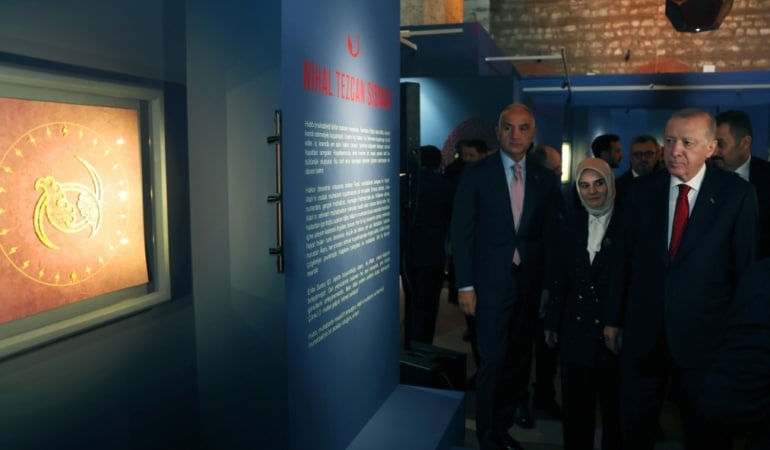 CUMHURBAŞKANI ERDOĞAN: "ESKİ KUZEY DENİZ SAHA KOMUTANLIĞI'NI DÜZENLEDİK, HEDİYE EDİLEN ESERLERİ ORADA SERGİLEYECEĞİZ" CUMHURBAŞKANI ERDOĞAN ERDOĞAN, HANE İSLAM ESERLERİ SERGİSİ'NDE SANATÇI VE KATILIMLARIN SORULARINI YANITLADI "KADİM TARİHİMİZE ÖZELLİKLE ORADAN SÜZÜLÜP GELEN KÜLTÜREL MİRASIMIZ ANCAK YENİ NESİLLERİN EKLEDİĞİYLE ZENGİNLEŞİR, KÖKLEŞİR, YAŞAR VE SÜREKLİLİK KAZANIR" "BAŞTA SULTANAHMET, SÜLEYMANİYE OLMAK ÜZERE, BURALARDAKİ SAHİPLENME GELECEK NESİLLERE MİRASTIR" AİLELERE 3 ÇOCUK TAVSİYESİNİ HATIRLATAN CUMHURBAŞKANI ERDOĞAN: "EN AZ 3 TANE ÇOCUK DİYORUM; BU GÜÇLÜ BİR AİLENİN OLMAZSA OLMAZI, NESLİMİZİ ÇOĞALTMAMIZ LAZIM, BU NESLİN ARTMASI LAZIM"