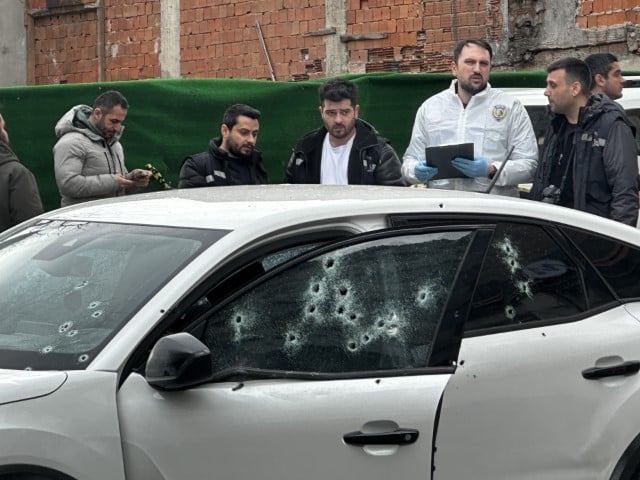 KAĞITHANE'DE KANLI SALDIRI: PARK HALİNDEKİ ARACA KURŞUN YAĞDIRDILAR SİLAHLI SALDIRI SONRASI ŞAHISLARIN KAÇTIKLARI ANLAR KAMERAYA YANSIDI