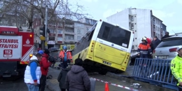 ESENLER'DE İETT OTOBÜSÜ, DİREKSİYON HAKİMİYETİNİN KAYBEDİLMESİ SONUCU OTOPARKA DALDI. OLAY YERİNE ÇOK SAYIDA EKİP SEVK EDİLDİ.