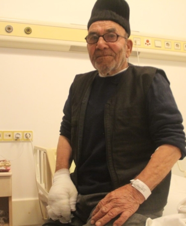 YANAN EVİNİN ÖNÜNDE KEDİSİNE SARILDIĞI FOTOĞRAFLA TANINAN ALİ MEŞE VEFAT ETTİ