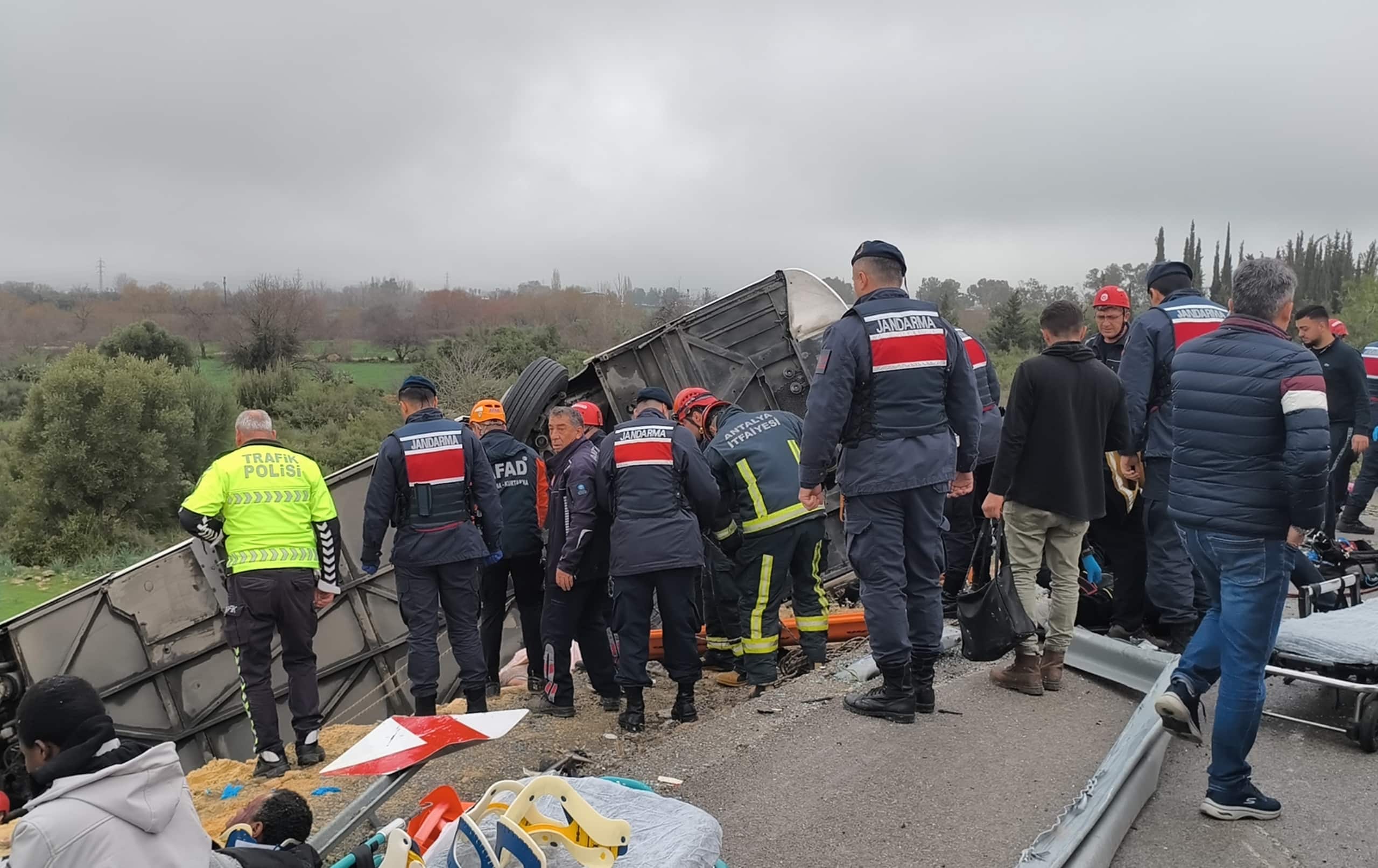 ANTALYA'DA TRAFİK KAZASI: ÖLÜ VE YARALILAR VAR YOLCU OTOBÜSÜ YOLDAN ÇIKIP DEVRİLDİ