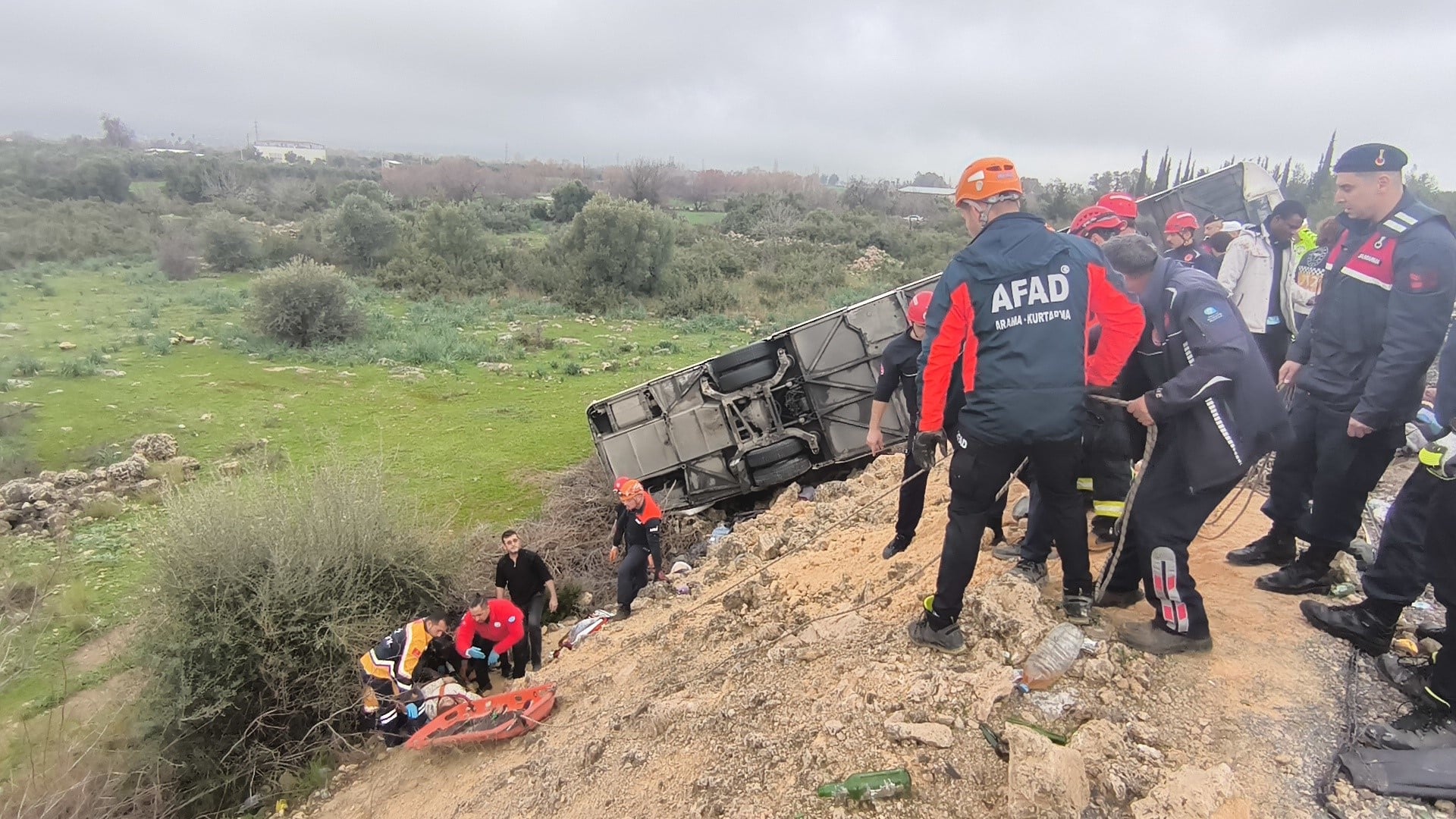 ANTALYA'DA YOLCU OTOBÜSÜ ŞARAMPOLE YUVARLANDI: 8 ÖLÜ, 26 YARALI