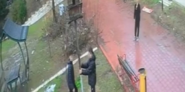 ADANA'DA PARKTAKİ KUŞ YUVASINI PARÇALADILAR